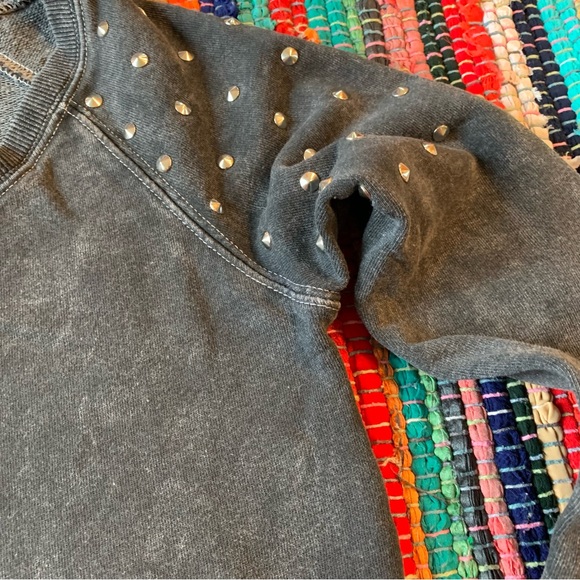 VOLCOM black studded shoulder sweatshirt - Picture 5 of 5